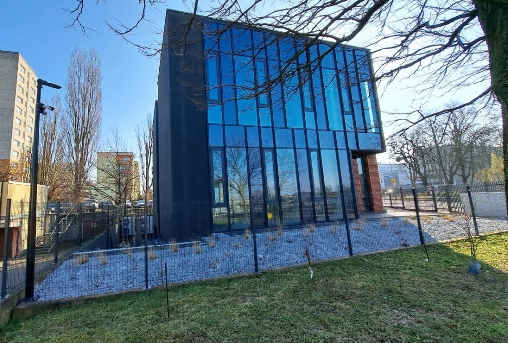 Romera 3 office west glass